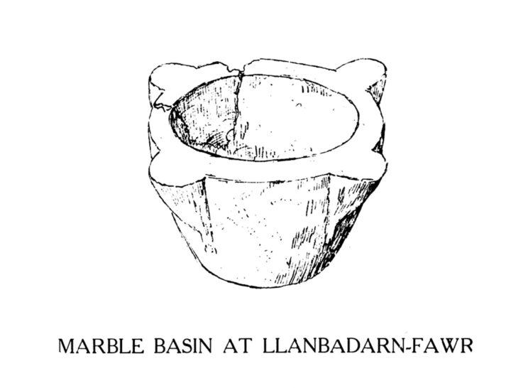 Basn marmor yn Llanbadarn-Fawr
