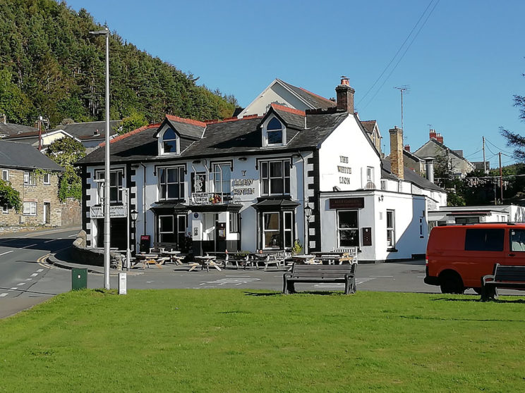 Hanes y Llew Gwyn, Talybont, yn hen sir sirol Sir Aberteifi