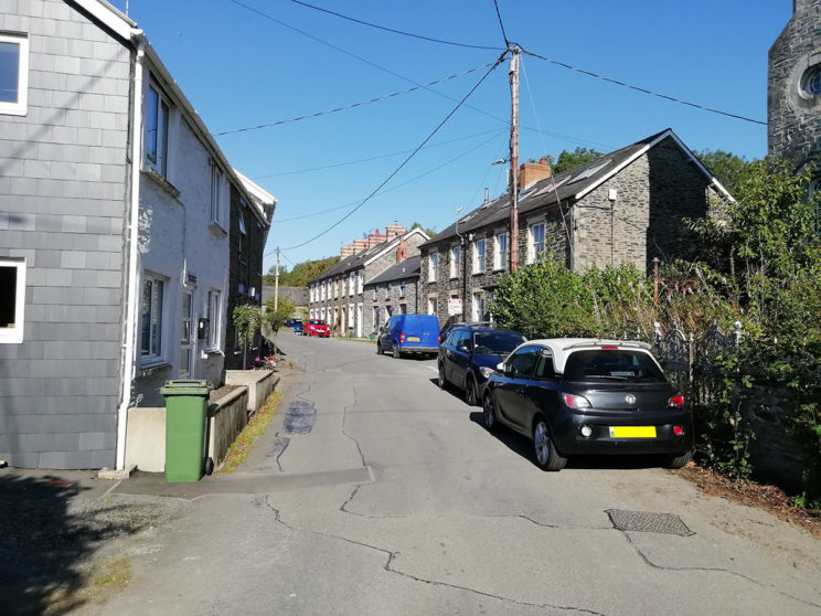 Golygfa ogleddol o stryd Gogledd Tre'r Ddôl - Darganfyddwch archeoleg, hynafiaethau a hanes Ceredigion